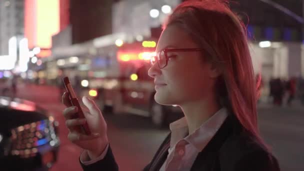 Jovem Mulher Branca Bonita Usando Telefone Inteligente Cidade Imagens Alta — Vídeo de Stock