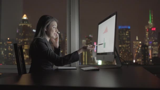 Молодая Уверенная Женщина Работающая Современном Офисе Компьютером Ночью Высококачественные Кадры — стоковое видео