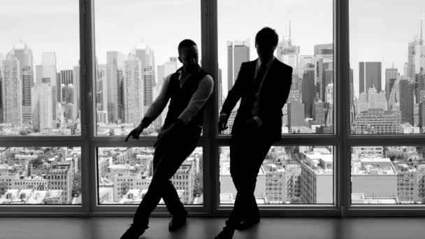 Zwei Junge Erfolgreiche Geschäftsleute Tanzen Aufgeregt Zusammen Modernen Büro Hochwertiges — Stockvideo