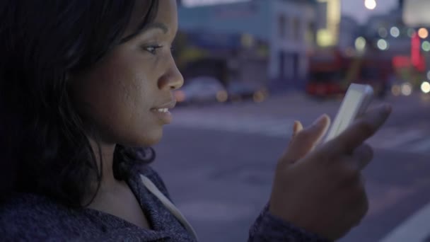 Jonge Vrouw Met Behulp Van Smart Phone Tablet Chatten Online — Stockvideo