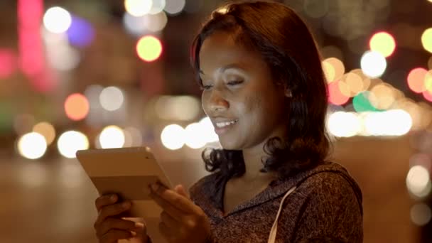 Молодая Женщина Использует Планшетный Чат Смартфона Интернете Высококачественные Кадры — стоковое видео