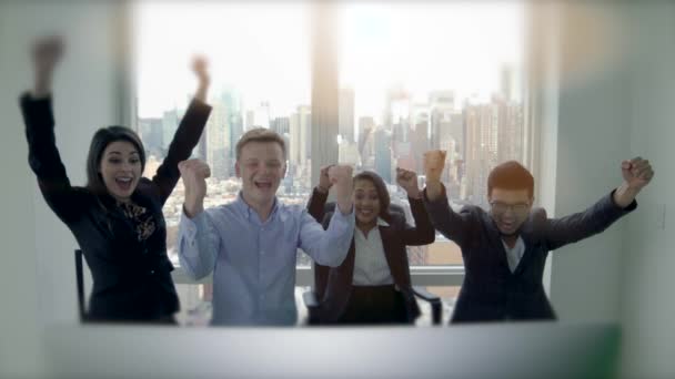 同事们庆祝团队合作的成功 高质量的4K镜头 — 图库视频影像