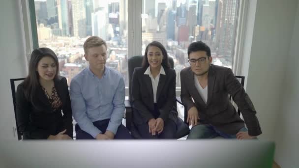 Группа Молодых Разнорасовых Бизнесменов Собирается Вместе Городском Офисе Высококачественные Кадры — стоковое видео