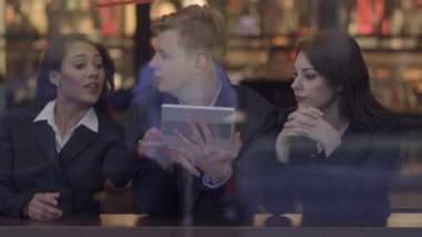 Çok Irklı İş Arkadaşları Tablet Ekranında Video İzliyor. Yüksek kalite 4k görüntü
