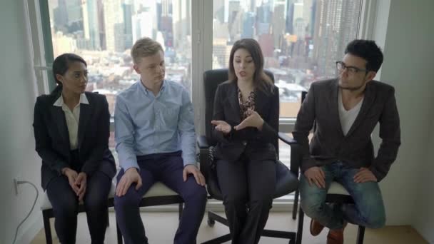 사무실에서 만나는 다인종 비즈니스 사람들의 고품질 — 비디오