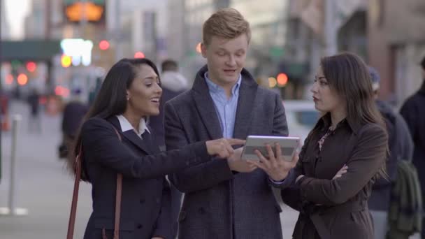 Többfunkciós Munkatársak Munkatársak Barátok Videó Megtekintése Tablet Screen Kiváló Minőségű — Stock videók