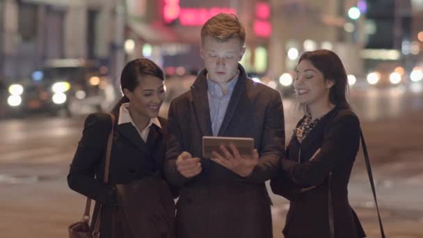 Çok Irklı Arkadaşları Tablet Ekranında Video Zliyor Yüksek Kalite Görüntü — Stok video