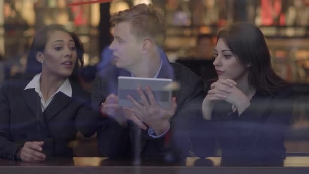 Коллеги Многорасовым Коллегам Смотрят Видео Планшетном Экране Высококачественные Кадры — стоковое видео