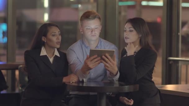 Πολυφυλετικοί Συνάδελφοι Συνάδελφοι Φίλοι Βλέποντας Βίντεο Στην Οθόνη Του Tablet — Αρχείο Βίντεο