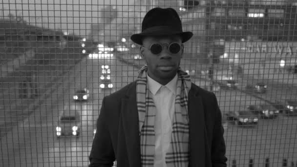 Lifestyle Portrait Jeune Homme Africain Dans Style Rétro Urbain Old — Video