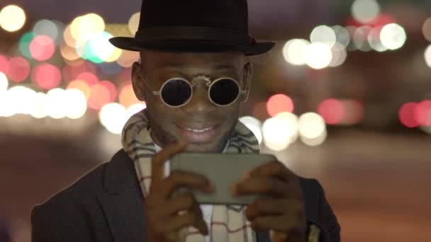 Lifestyle Portret Van Jonge Afrikaanse Man Ouderwetse Stedelijke Retro Stijl — Stockvideo