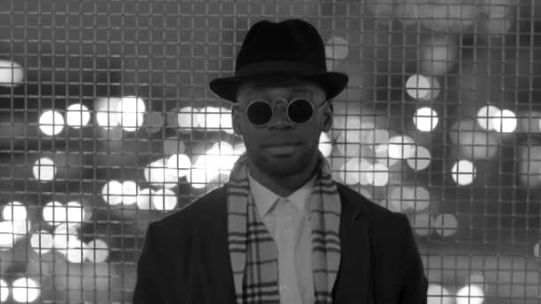 Artiste Masculin Cool Mode Portant Chapeau Des Lunettes Soleil Dans — Video