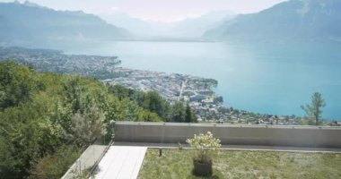 Glass Window View 'da başarılı bir iş kadını yöneticisi. Yüksek kalite 4k görüntü