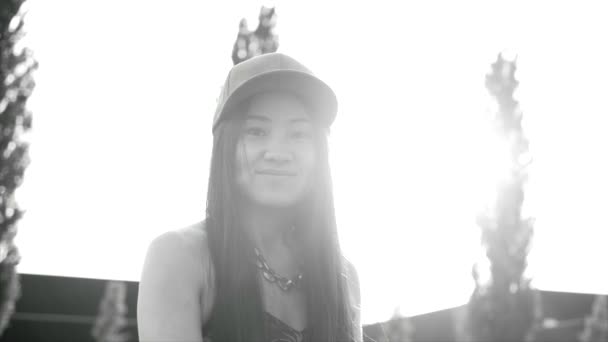 Açık Havada Giyinmiş Asyalı Genç Kadın Mutluluk Portresi Yüksek Kalite — Stok video