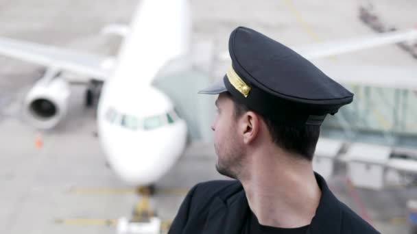 Portret Profesjonalnego Pilota Pracującego Biznesie Lotniczym Wysokiej Jakości Materiał — Wideo stockowe