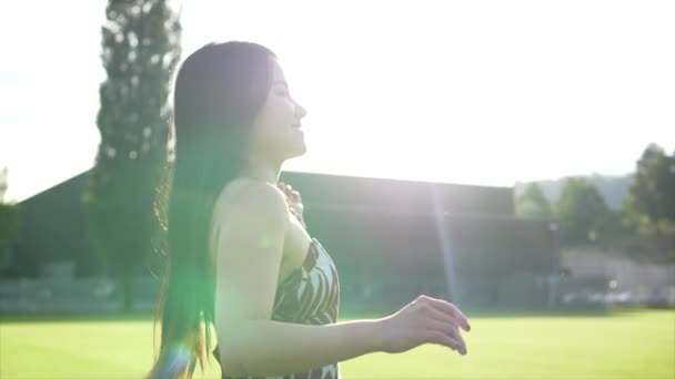 Felicidad Estilo Vida Retrato Joven Mujer Asiática Aire Libre Vestido — Vídeos de Stock