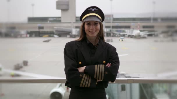 Ritratto Donna Sicura Uniforme Che Lavora Nel Campo Dell Aviazione — Video Stock