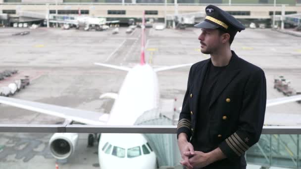 Capitão Piloto Uniforme Preparando Para Voo Aeroporto Treminal Gate Imagens — Vídeo de Stock