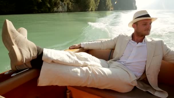 Junger Schöner Mann Retro Stil Genießt Bootsfahrt Auf Dem See — Stockvideo