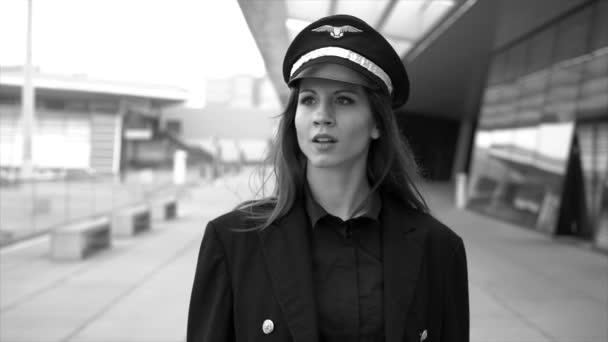 Jonge Succesvolle Vrouwelijke Piloot Die Zich Voorbereidt Vlucht Het Vliegveld — Stockvideo