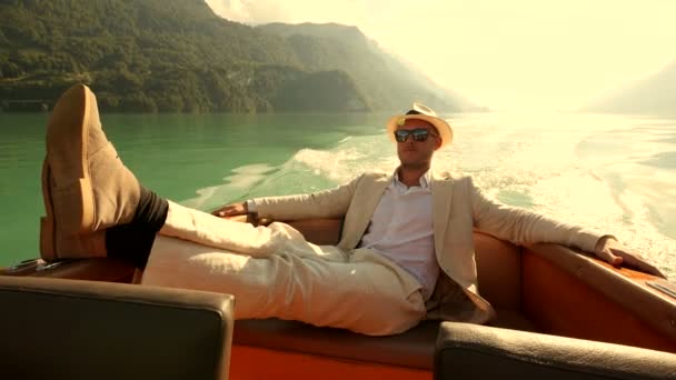 Huzurlu Göl Manzarası Nda Teknede Rahatlayan Kafkas Erkek Kişi Yüksek — Stok video