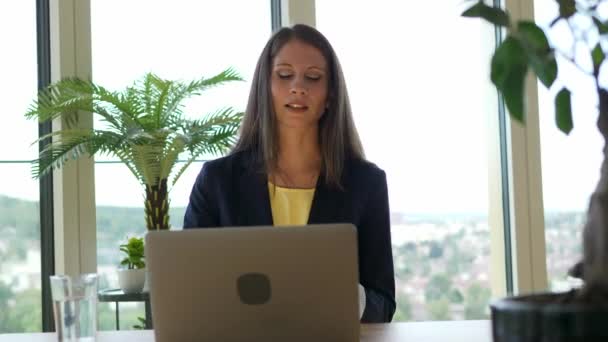 Une Jeune Femme Confiante Qui Travaille Dans Finance Entreprise Offres — Video