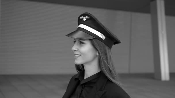 若い成功した女性航空会社のキャプテンパイロットは 空港での飛行に備えています 高品質の4K映像 — ストック動画
