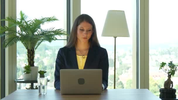 Důvěryhodná Mladá Žena Pracující Podnikové Finanční Kariéře Vysoce Kvalitní Záběry — Stock video