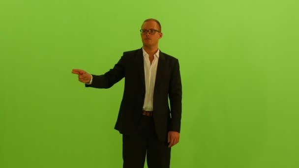 Мужчина Деловом Костюме Изолирован Зеленом Фоне Chroma Key Высококачественные Кадры — стоковое видео