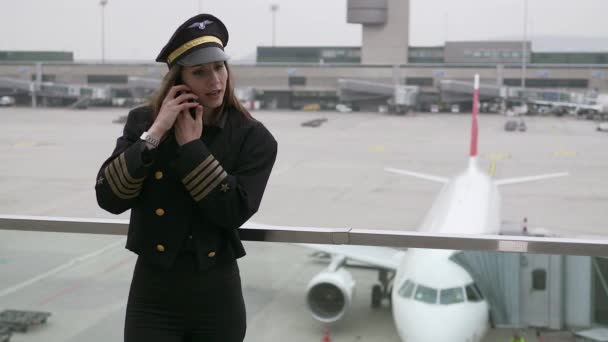 Young Successful Female Airline Captain Pilot Förbereder Sig För Flygning — Stockvideo