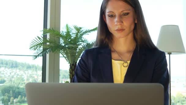 有自信的年轻女性在企业金融职业工作 高质量的4K镜头 — 图库视频影像