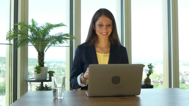 Vrouwelijke Zakelijke Persoon Werken Aan Laptop Computer Desk City Office — Stockvideo