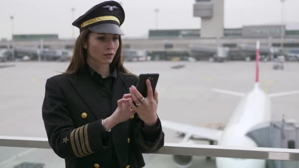 Portrait Une Femme Confiante Uniforme Qui Travaille Dans Domaine Aviation — Video