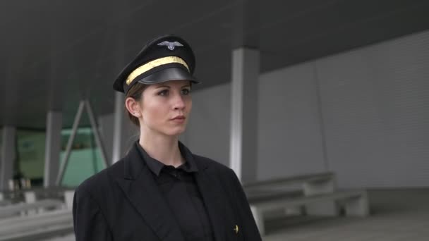 Mladá Úspěšná Kapitánka Aerolinek Připravuje Let Letiště Vysoce Kvalitní Záběry — Stock video