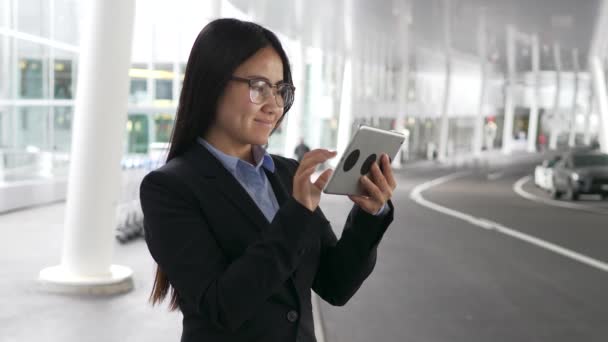 Finans Sektöründe Çalışan Asyalı Bir Kadın Seyahatinde Yüksek Kalite Görüntü — Stok video
