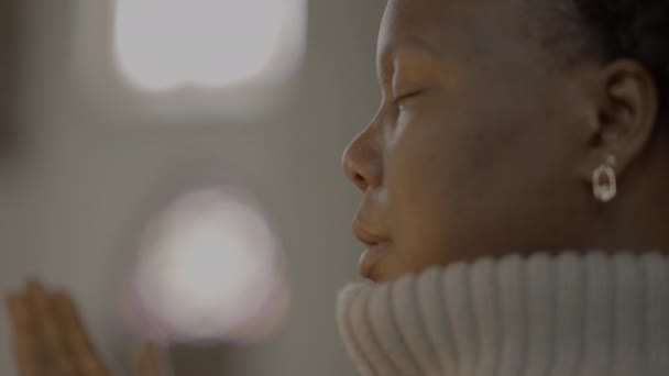 Fiatal Afrikai Göndör Hajjal Imádkozik Templomban Kiváló Minőségű Felvételek — Stock videók