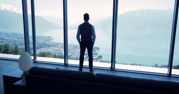 Pencere Manzaralı Modern Ofis Binası Nda Başarılı Genç Adamı Yüksek — Stok video