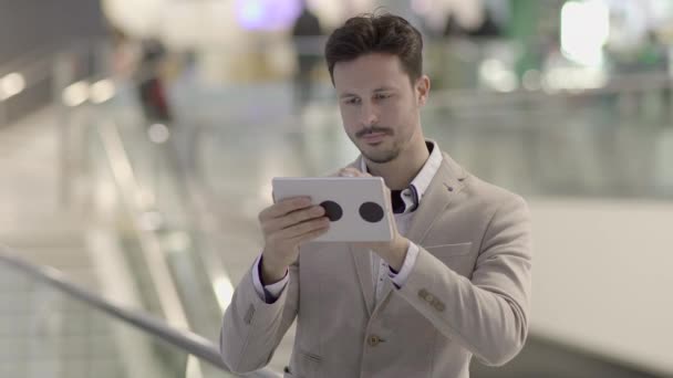 Businessman Networking Sul Dispositivo Tablet Mobile Città Filmati Alta Qualità — Video Stock