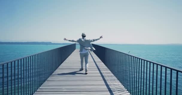 Безтурботний Чоловік Насолоджується Щасливим Життям Свобода Успіх Високоякісні Кадри — стокове відео
