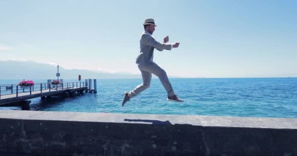 Веселый Взволнованный Человек Бежит Прыгает Радостный Открытом Воздухе Высококачественные Кадры — стоковое видео