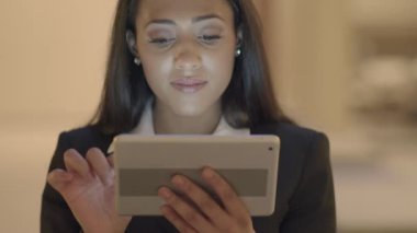 Mobil Tablet Cihazı 'nda İnternet' te gezinen kendine güvenen bir kadın. Yüksek kalite 4k görüntü