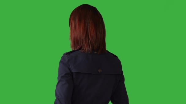 Νεαρή Ασιάτισσα Γυναίκα Στέκεται Απομονωμένη Πράσινο Φόντο Οθόνης Υψηλής Ποιότητας — Αρχείο Βίντεο