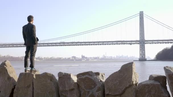 Hombre Caminando Sobre Rocas Piedra Superando Obstáculos Tener Éxito Imágenes — Vídeos de Stock