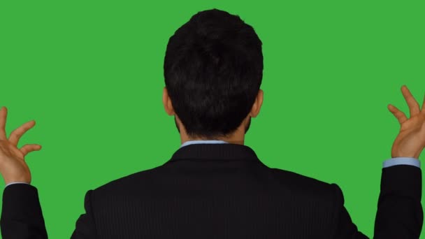 Asian Man Stojí Izolovaný Zeleném Pozadí Obrazovky Vysoce Kvalitní Záběry — Stock video
