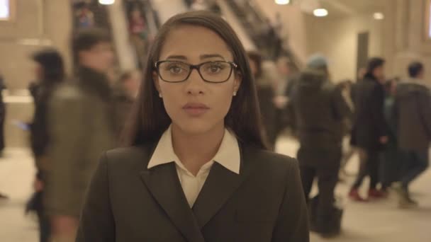 Çevresi Adamlarıyla Çevrili Metro Stasyonunda Duran Genç Kadın Yüksek Kalite — Stok video