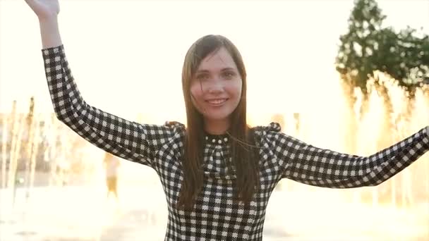 Портрет Молодої Красивої Впевненої Жінки Місті Високоякісні Кадри — стокове відео