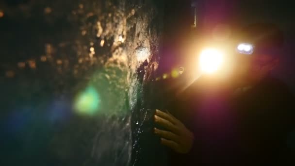 Pesquisador Masculino Caminhando Dentro Caverna Túnel Gelo Geleira Imagens Alta — Vídeo de Stock