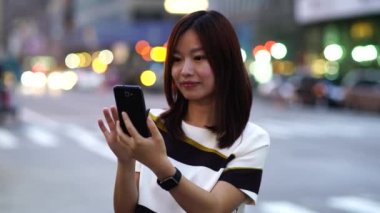 Cep telefonlu Çinli Kadın Kişinin Modern Şehir Yaşam Tarzı Portresi. Yüksek kalite 4k görüntü