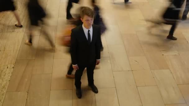 若いビジネスマンは 街の通りを歩く歩行者に囲まれました 高品質の4K映像 — ストック動画
