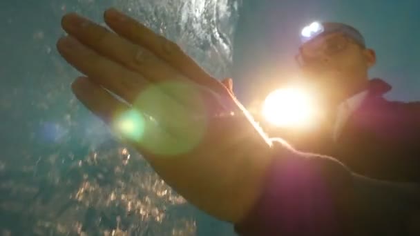 Man Explorer Forskare Walking Glacier Istunnel Grotta Högkvalitativ Film — Stockvideo
